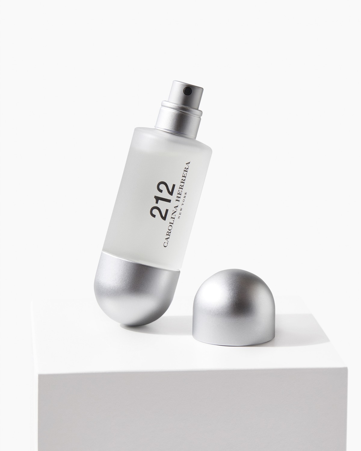 にじまふ　CAROLINA HERRERA 212 NYC 30ml 212 NYC By Carolina Herrera 1.0oz/30ml Edt Spray For Men New