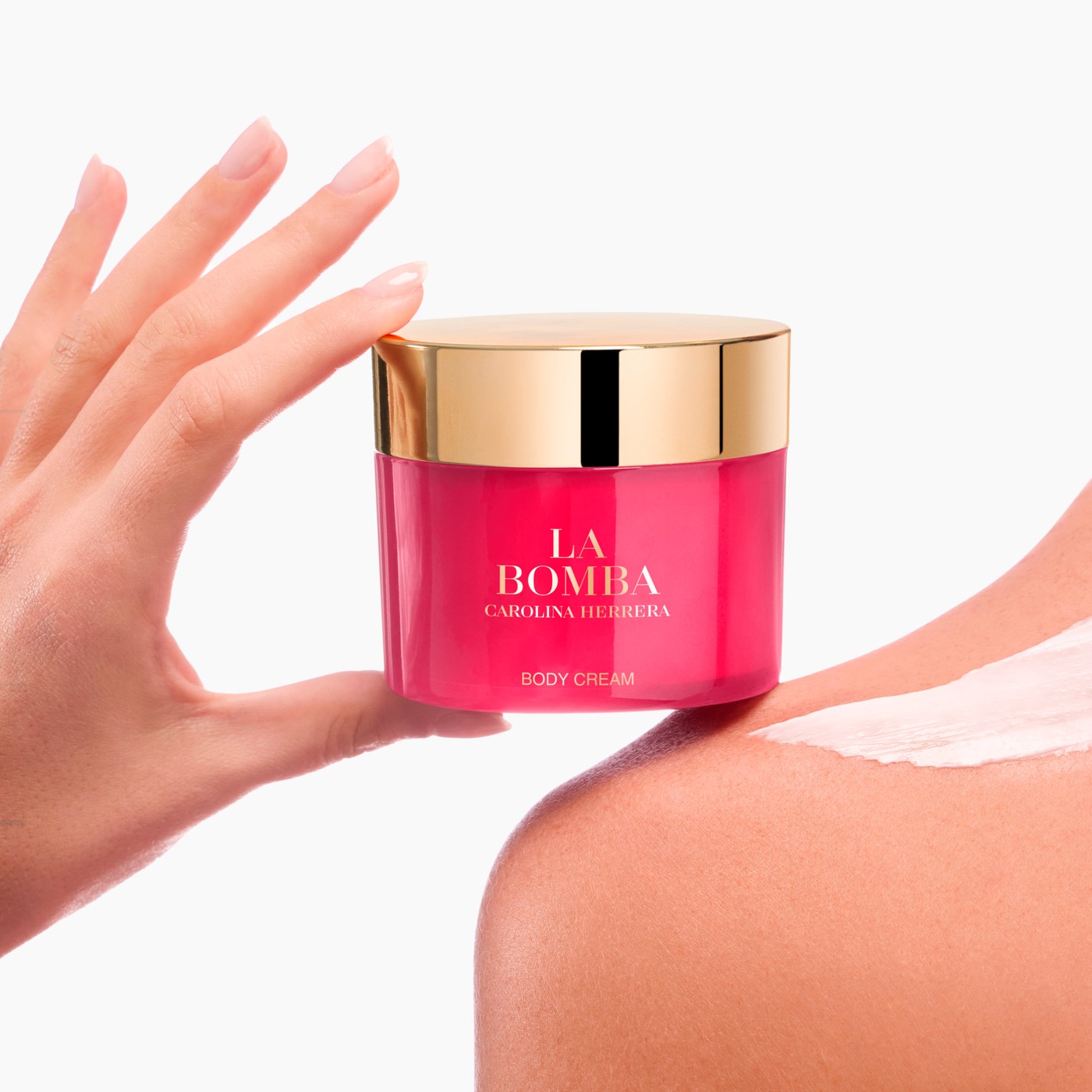 Crème pour le corps Carolina Herrera La Bomba appliquée sur la peau