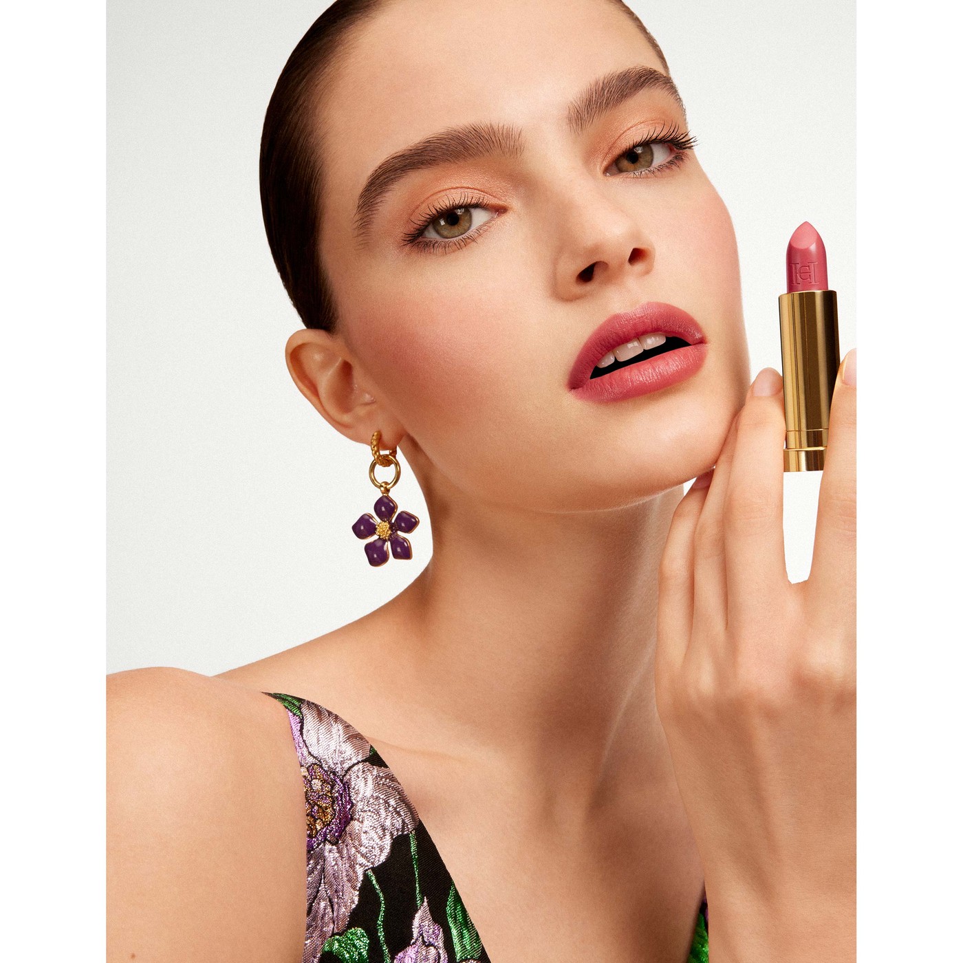 Fabulous Kiss Satin Texture | Carolina Herrera