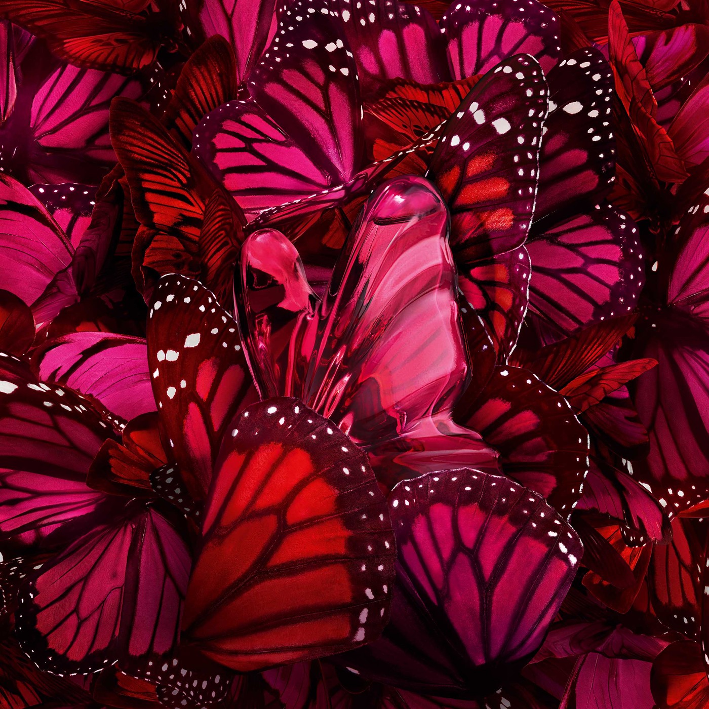 Flacon de parfum Carolina Herrera La Bomba se fondant avec des ailes de papillon