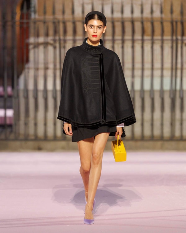 Modelos desfilando en el desfile de primavera 2026 en Madrid
