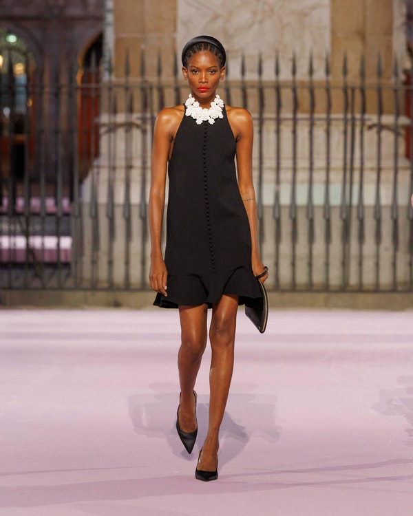 Modelos desfilando en el desfile de primavera 2026 en Madrid