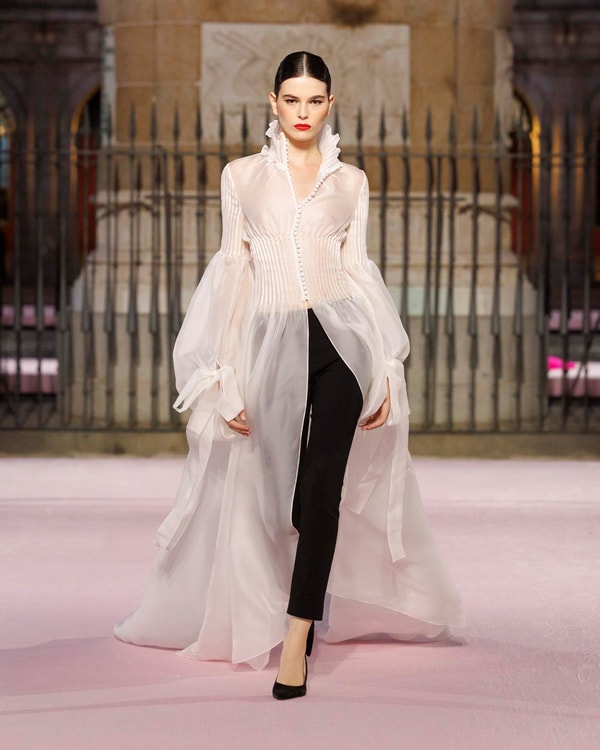 Modelos desfilando en el desfile de primavera 2026 en Madrid