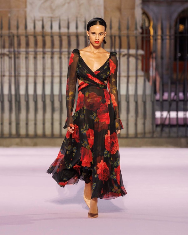 Modelos desfilando en el desfile de primavera 2026 en Madrid