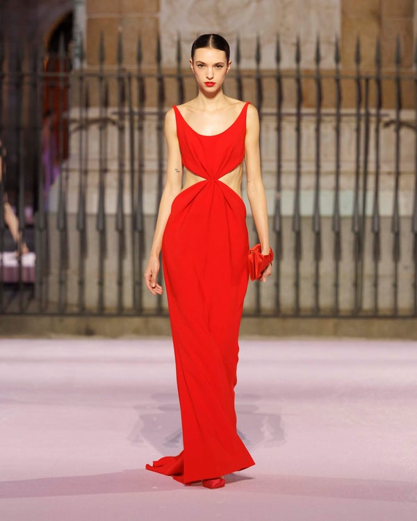 Modelos desfilando en el desfile de primavera 2026 en Madrid