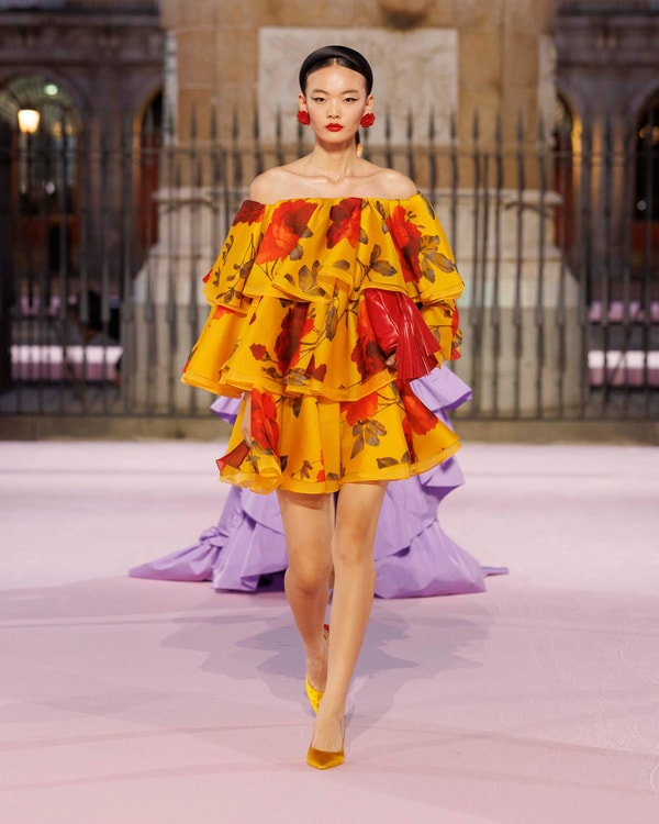 Modelos desfilando en el desfile de primavera 2026 en Madrid