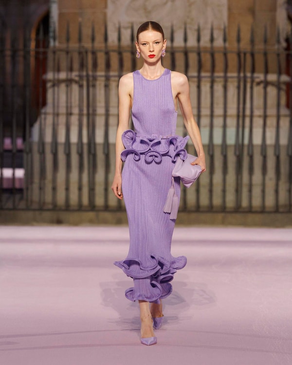 Modelos desfilando en el desfile de primavera 2026 en Madrid