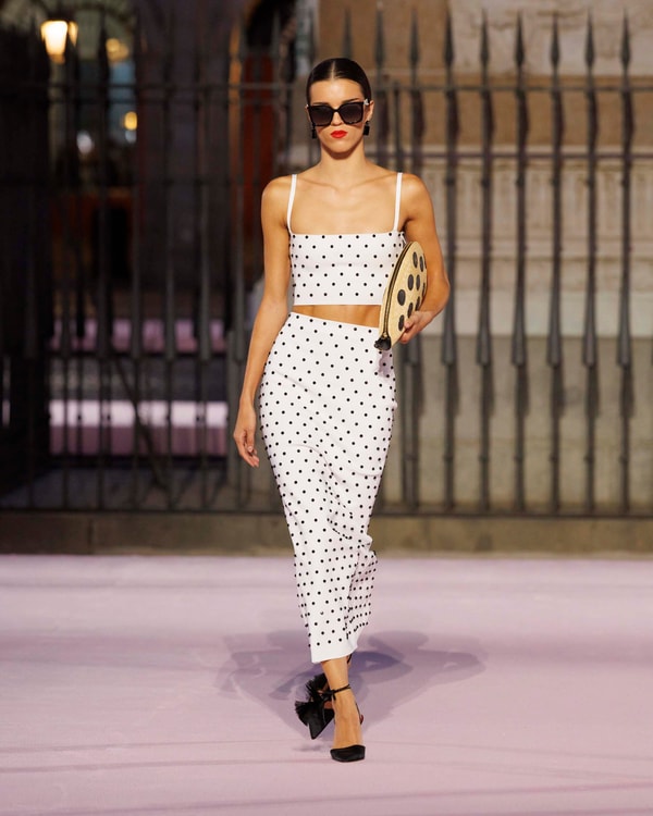 Modelos desfilando en el desfile de primavera 2026 en Madrid