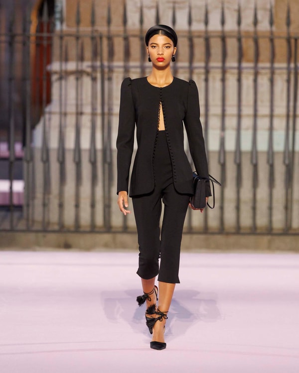 Modelos desfilando en el desfile de primavera 2026 en Madrid