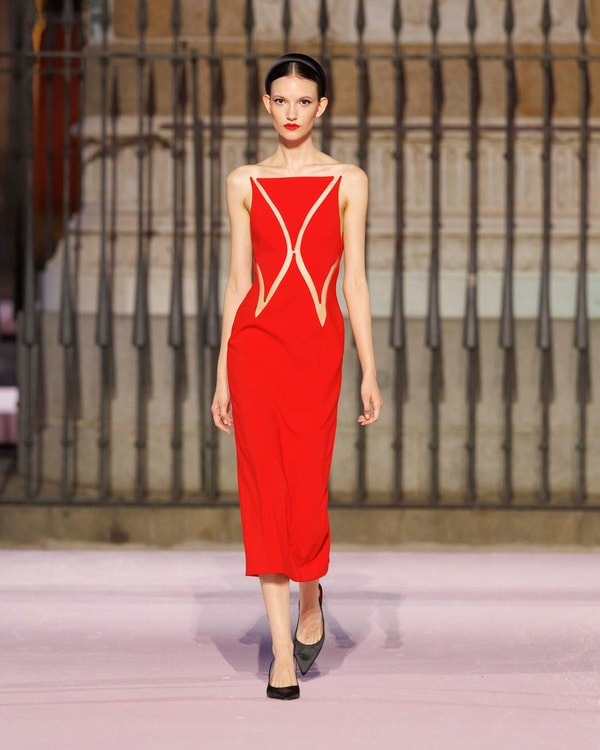 Modelos desfilando en el desfile de primavera 2026 en Madrid