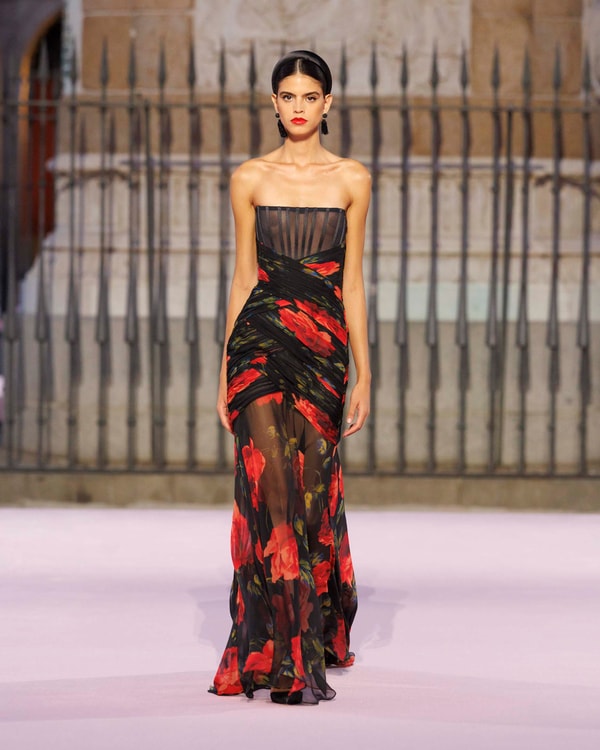 Modelos desfilando en el desfile de primavera 2026 en Madrid