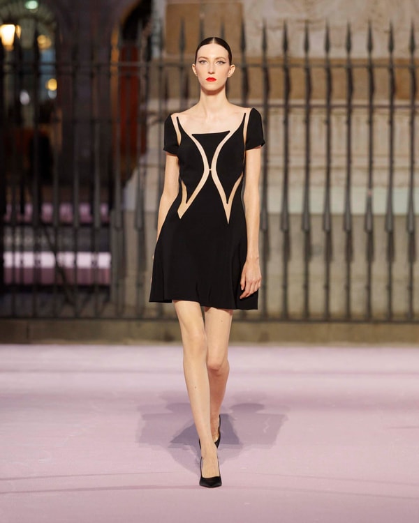Modelos desfilando en el desfile de primavera 2026 en Madrid