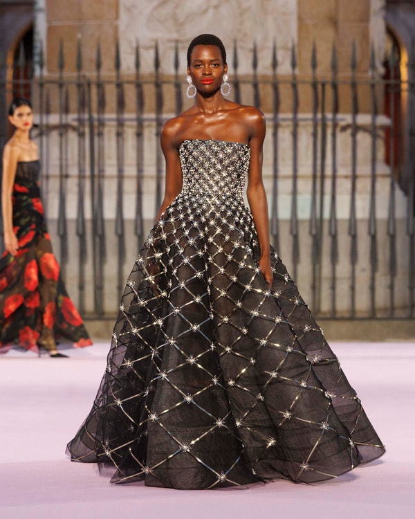 Modelos desfilando en el desfile de primavera 2026 en Madrid
