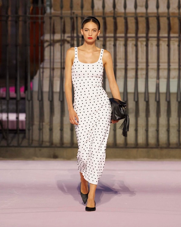 Modelos desfilando en el desfile de primavera 2026 en Madrid