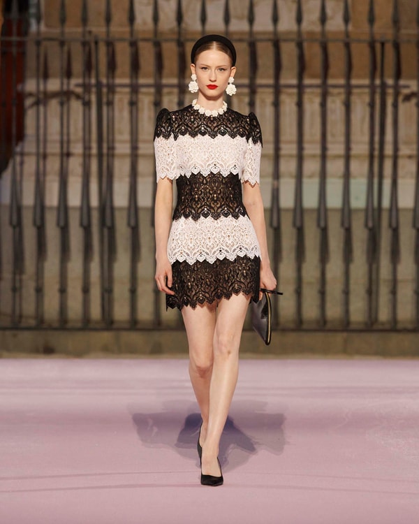 Modelos desfilando en el desfile de primavera 2026 en Madrid