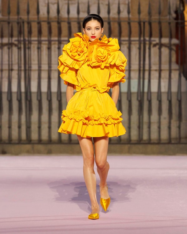Modelos desfilando en el desfile de primavera 2026 en Madrid