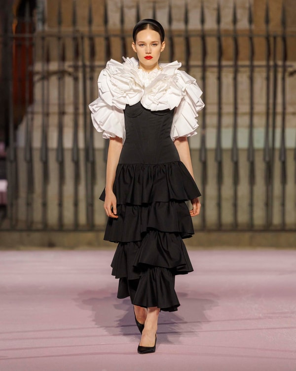 Modelos desfilando en el desfile de primavera 2026 en Madrid