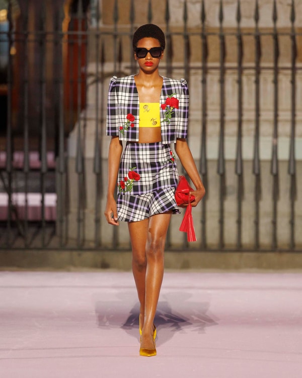 Modelos desfilando en el desfile de primavera 2026 en Madrid