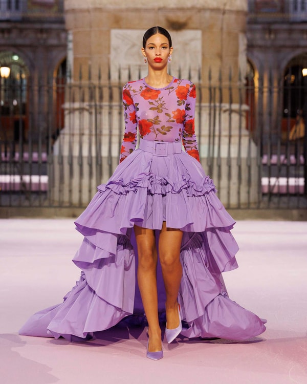 Modelos desfilando en el desfile de primavera 2026 en Madrid