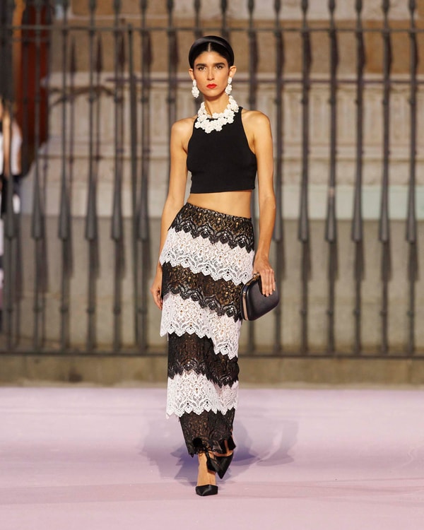 Modelos desfilando en el desfile de primavera 2026 en Madrid