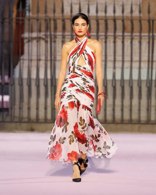 Modelos desfilando en el desfile de primavera 2026 en Madrid
