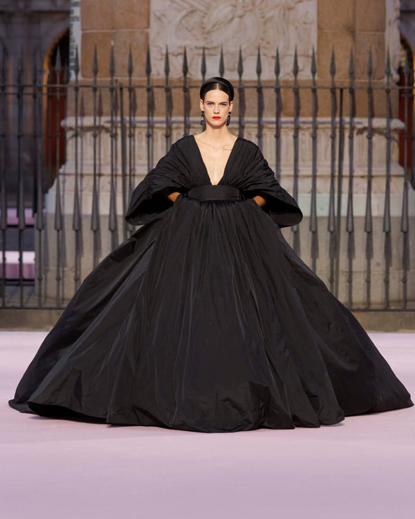 Modelos desfilando en el desfile de primavera 2026 en Madrid