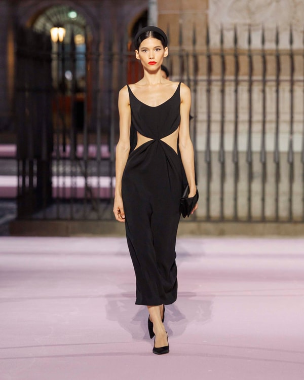 Modelos desfilando en el desfile de primavera 2026 en Madrid