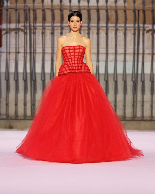 Modelos desfilando en el desfile de primavera 2026 en Madrid