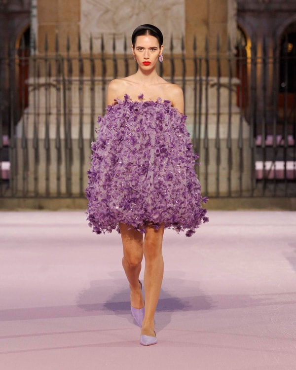Modelos desfilando en el desfile de primavera 2026 en Madrid