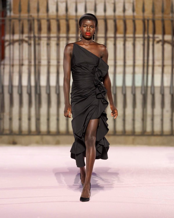 Modelos desfilando en el desfile de primavera 2026 en Madrid