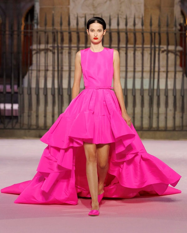 Modelos desfilando en el desfile de primavera 2026 en Madrid