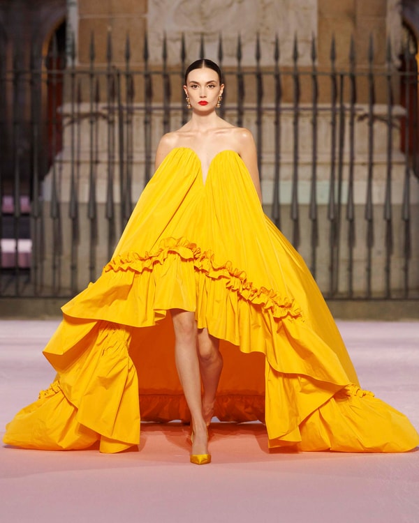 Modelos desfilando en el desfile de primavera 2026 en Madrid