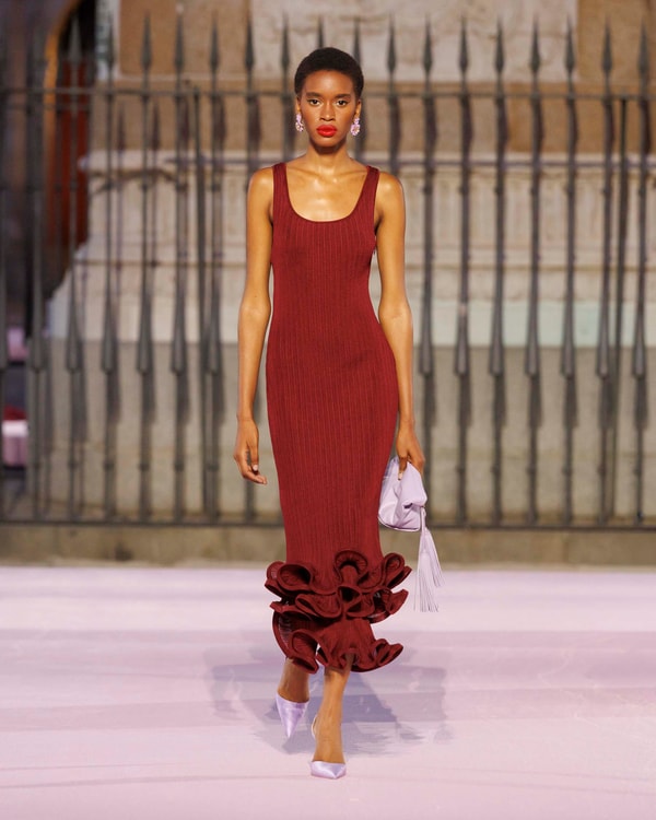 Modelos desfilando en el desfile de primavera 2026 en Madrid