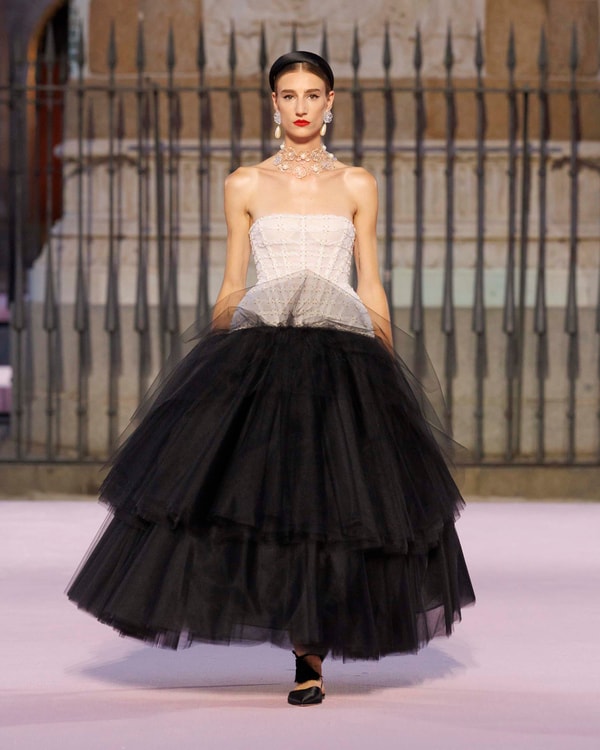 Modelos desfilando en el desfile de primavera 2026 en Madrid