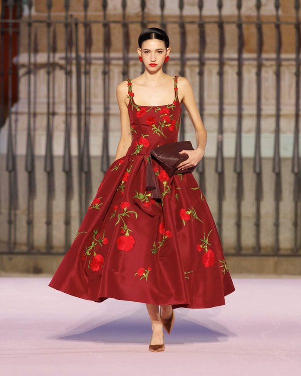 Modelos desfilando en el desfile de primavera 2026 en Madrid