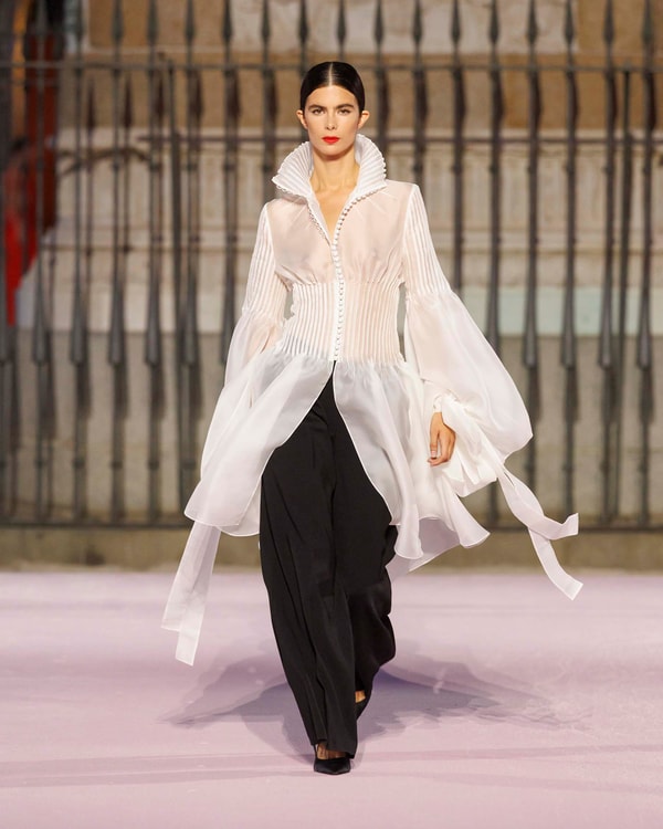Modelos desfilando en el desfile de primavera 2026 en Madrid