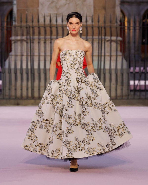 Modelos desfilando en el desfile de primavera 2026 en Madrid