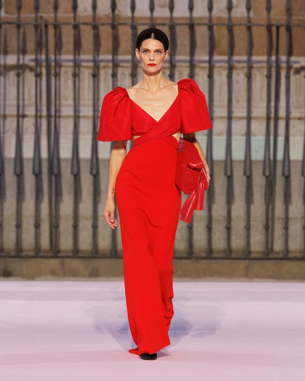 Modelos desfilando en el desfile de primavera 2026 en Madrid