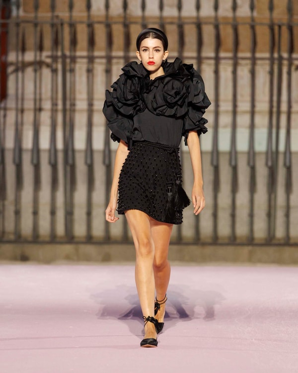 Modelos desfilando en el desfile de primavera 2026 en Madrid