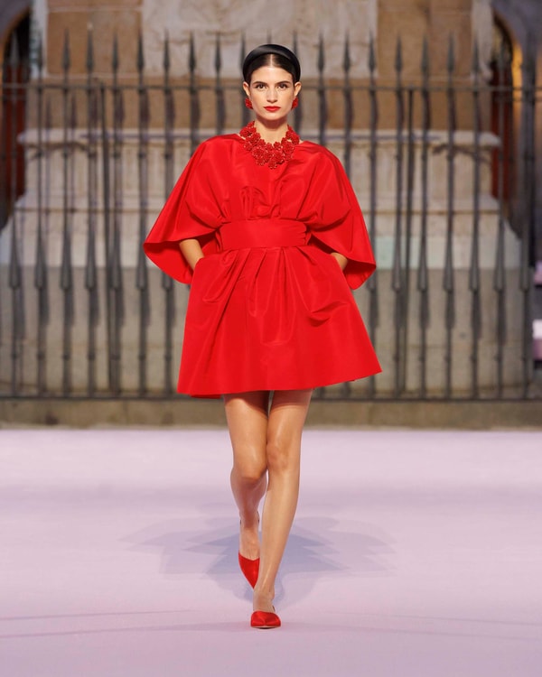 Modelos desfilando en el desfile de primavera 2026 en Madrid