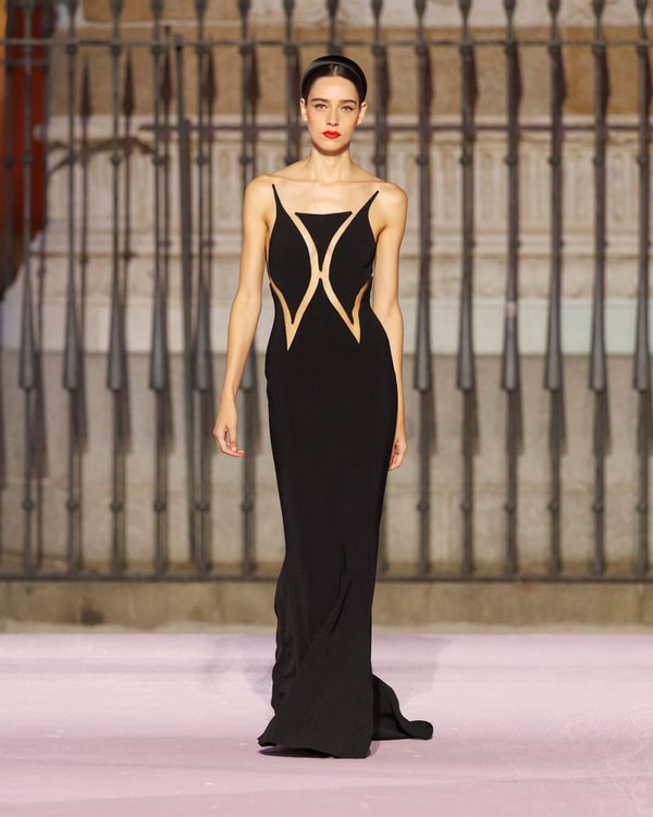 Modelos desfilando en el desfile de primavera 2026 en Madrid