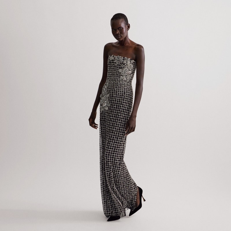 Model wearing look from Winter 2027 - Carolina Herrera