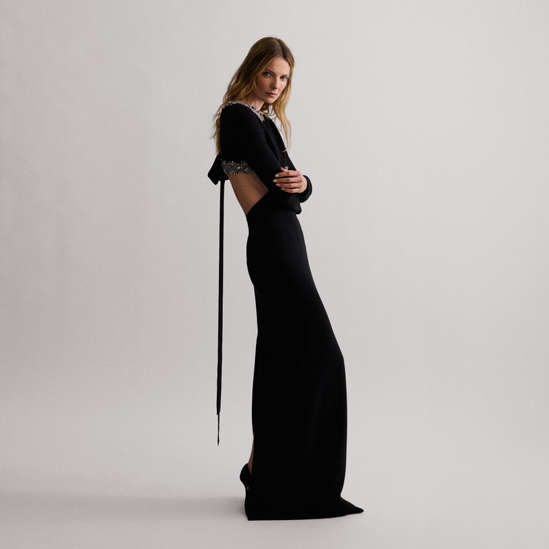 Model wearing look from Winter 2027 - Carolina Herrera
